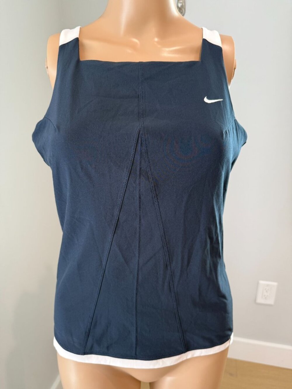Nike Fit-Dry Women's Athletic Tank Top with Built-in Shelf Bra Size Medium